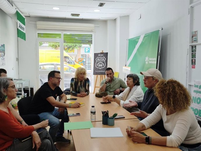 El candidato de Adelante Andalucía, José Ignacio García, durante la reunión con Amama.