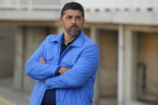 F tbol, Uni n la Calera v Deportes Iquique. Decimocuarta fecha, Campeonato de Clausura 2016. El entrenador de Uni n la Calera, Leonardo Ramos, toma su lugar antes del partido de primera divisi n contra Deportes Iquique en el estadio Lucio Fari a de