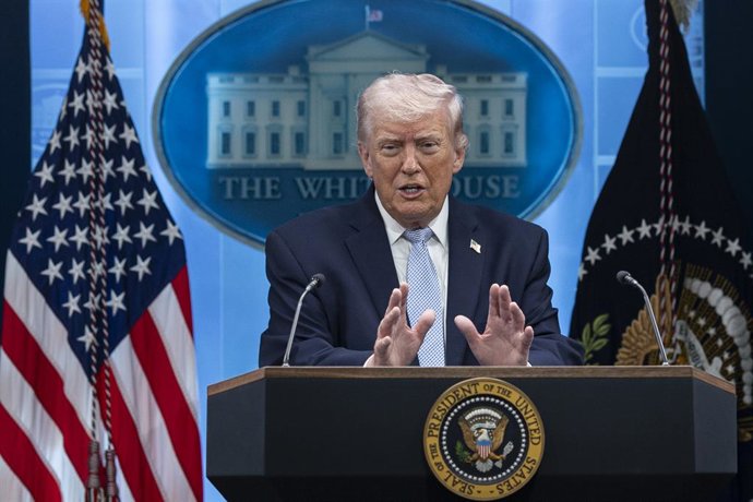 6 de abril de 2026, Washington, Distrito de Columbia, Estados Unidos: O presidente dos EUA, Donald Trump, discursa durante uma coletiva de imprensa na Sala de Coletivas James S. Brady, na Casa Branca, em 6 de abril de 2026, em Washington, DC. O presidente