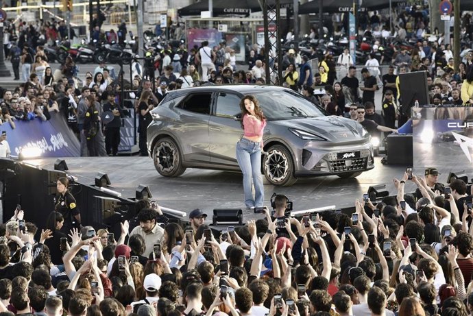 Nathy Peluso en su actuación en plaza Catalunya de Barcelona