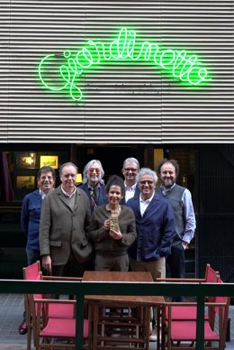 Pearl con algunos miembros del jurado ante el restaurante