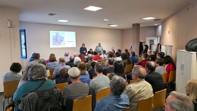 Presentación Del Plan De Barrios 2026-2031 A Entidades Ciudadanas Que Ha Tenido Lugar Hoy En El Complejo Sociocultural De Los Canapés De La Mano De La Alcaldesa, Mariví Monteserín Y Los Concejales Agustín Medina Y Manuel Campa.