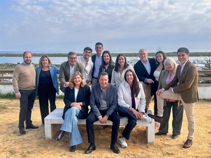 Foto familiar de la presentación de la lista del PP de Huelva para las próximas elecciones del 17M.