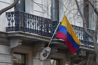Archivo - Bandera de Colombia en el consulado del país en Barcelona (España).