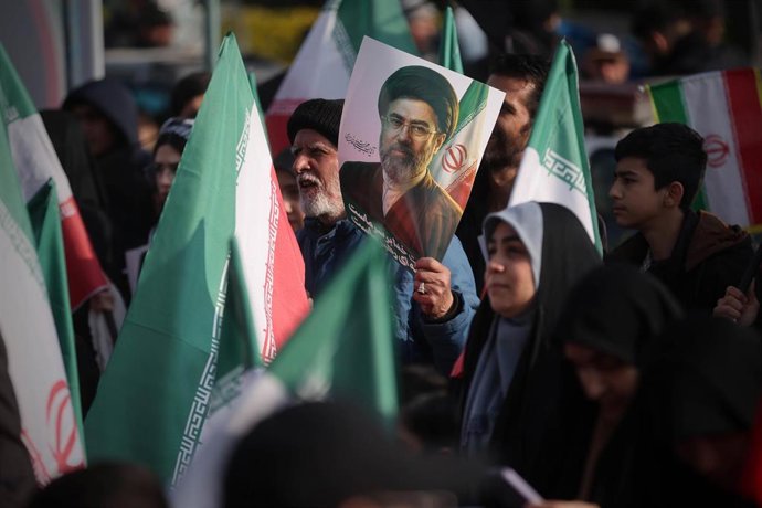 Seguidores del líder supremo de Irán, Mojtaba Jamenei, sostienen pancartas con su rostro