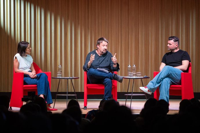El portaveu d'ERC en el Congrés dels Diputats,  Gabriel Rufián (d) i la secretària política de Podemos i eurodiputada, Irene Montero (i), durant el diàleg 'Què s'ha de fer?', moderat per Xavier Domènech (c)