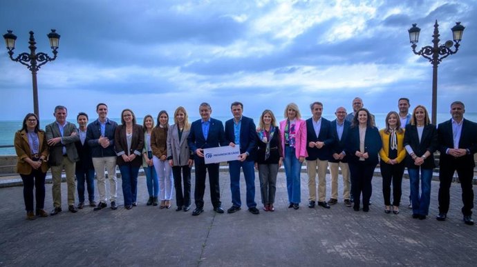 Foto familiar de la presentación de la candidatura del PP de Cádiz.