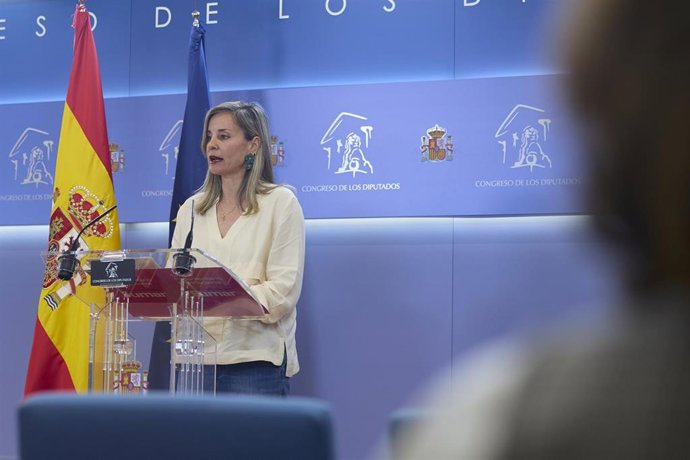 La diputada de Sumar Verónica Martínez Barbero durante una rueda de prensa, en el Congreso de los Diputados, a 9 de abril de 2026, en Madrid (España).