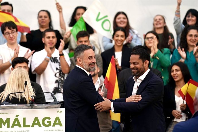 El presidente de Vox, Santiago Abascal (i); y el secretario general de Vox, Ignacio Garriga (d) durante el acto de presentación de candidatos en Málaga.