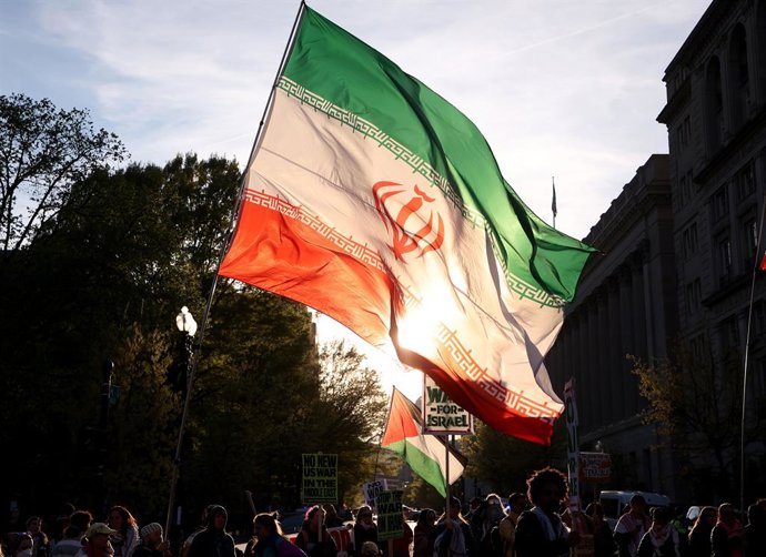 April 8, 2026, Washington Dc, Virginia, USA: Demonstrators hold placards and wave Palestinian and Iranian flags as they protest against US military action in Iran near the White House in Washington, DC, USA, on April 8, 2026. The fragile two-week truce be