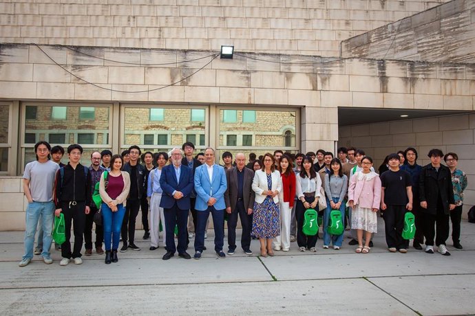 Foto familia de los concursantes del Premio Internacional de Piano 2026.