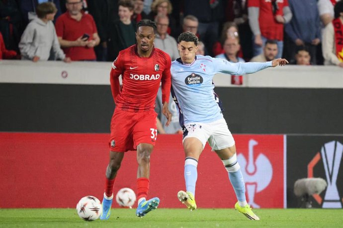 09 April 2026, Baden-Wuerttemberg, Freiburg Im Breisgau: Freiburg's Jordy Makengo and Celta's Jones El-Abdellaoui (R) battle for the ball during the UEFA Europa League Quarter-Final first leg soccer match between SC Freiburg and Celta Vigo at Europa-Park-