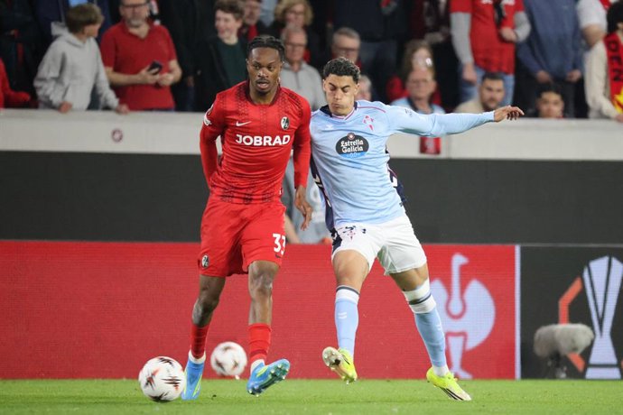 09 April 2026, Baden-Wuerttemberg, Freiburg Im Breisgau: Freiburg's Jordy Makengo and Celta's Jones El-Abdellaoui (R) battle for the ball during the UEFA Europa League Quarter-Final first leg soccer match between SC Freiburg and Celta Vigo at Europa-Park-