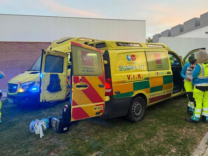 La ambulancia del SUMMA 112 a las puertas del Centro Culturas de Villanueva del Pardillo en la tarde de este jueves, 9 de abril de 2026.