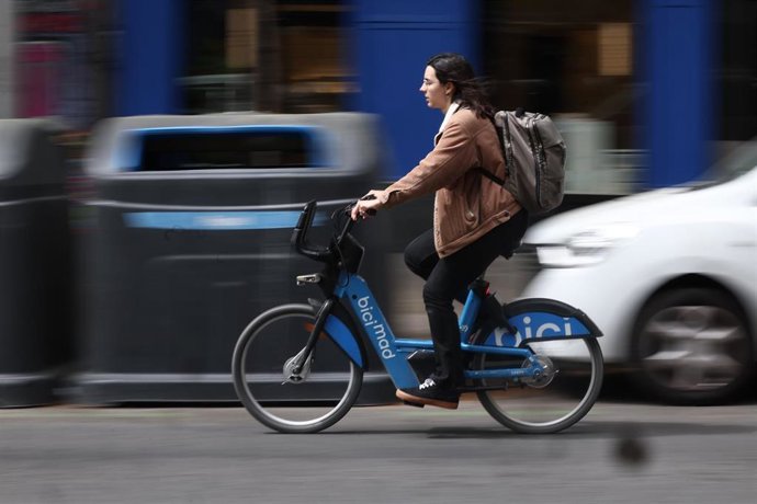 Una persona en una bicicleta de bicimad, a 7 de abril de 2026, en Madrid (España). Viajar en los autobuses de EMT Madrid, con la única excepción de la línea Exprés Aeropuerto, y coger una bici de bicimad será gratuito los días 7 y 8 de abril coincidiendo 