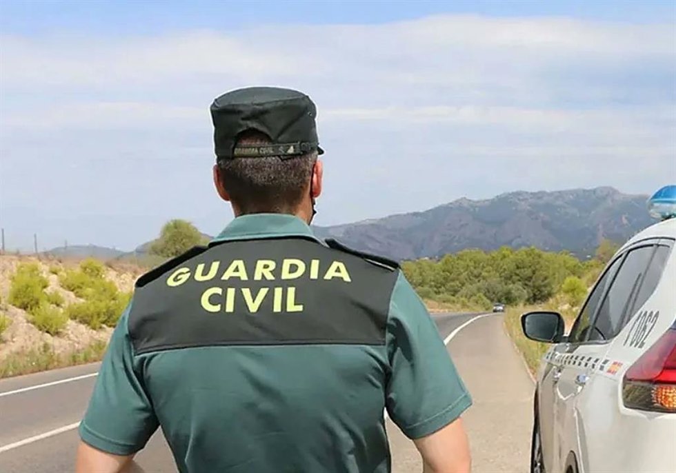 Archivo - Un agente de la Guardia Civil.