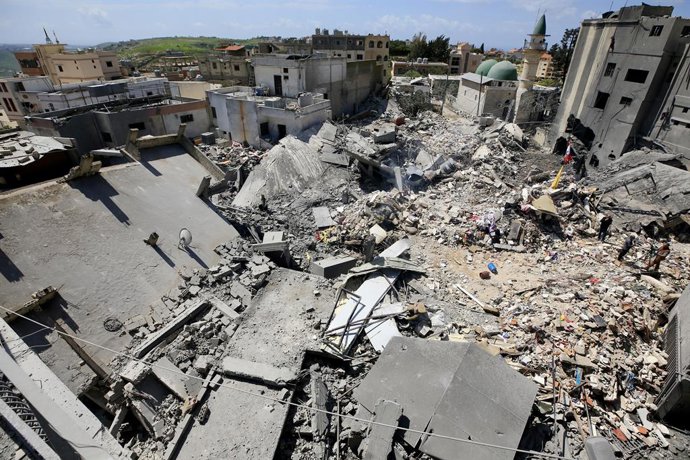ZRARIYEH, 9 de abril de 2026  -- Foto tirada em 9 de abril de 2026 mostra edifícios destruídos por ataques aéreos israelenses em Zrariyeh, no sul do Líbano. O número de mortos nos ataques israelenses de quarta-feira em todo o Líbano subiu para 303, inform