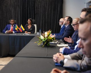 El primer ministro de Granada, Dickon Mitchell, y la presidenta encargada de Venezuela, Delcy Rodríguez, presiden al fondo de la imagen un encuentro bilateral entre ambos gobiernos celebrado al hilo de la visita oficial de Rodríguez a Granada
