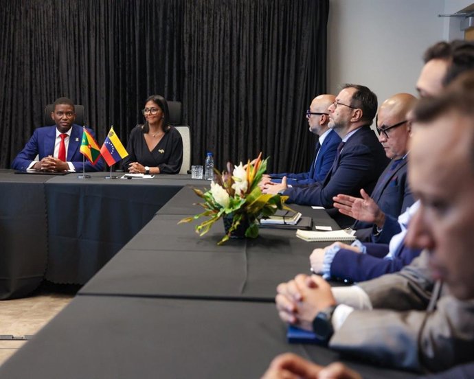 El primer ministro de Granada, Dickon Mitchell, y la presidenta encargada de Venezuela, Delcy Rodríguez, presiden al fondo de la imagen un encuentro bilateral entre ambos gobiernos celebrado al hilo de la visita oficial de Rodríguez a Granada