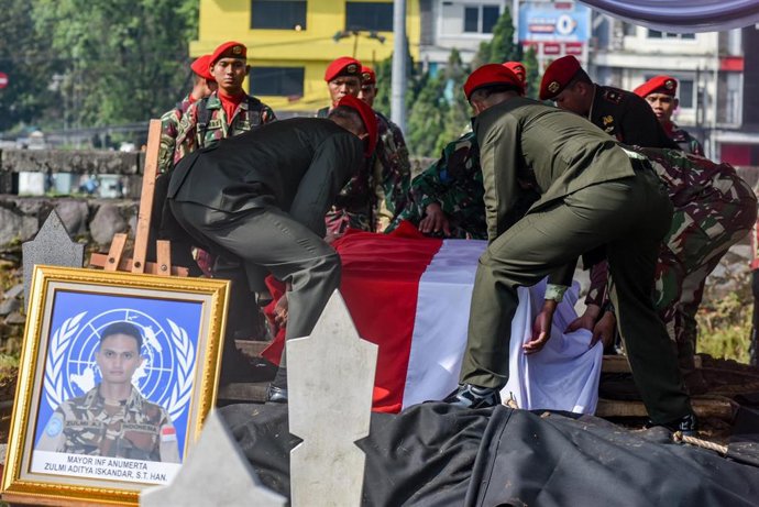 Archivo - Soldados indonesios portan el ataúd de uno de los tres soldados indonesios de la Fuerza Interina de Naciones Unidas en Líbano (FINUL) fallecidos en acto de servicio a finales de marzo, en el cementerio de héroes de Cikutra, en Bandung, Indonesia