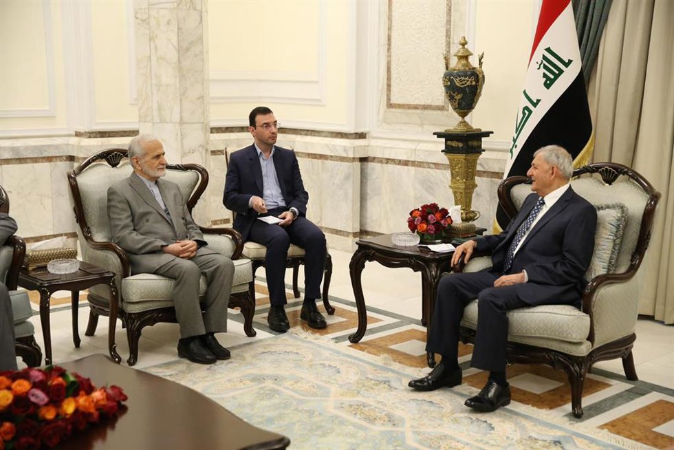 Archivo - El exministro de Exteriores iraní, Kamal Jarazi (izquierda), en una visita oficial a Irak en 2023