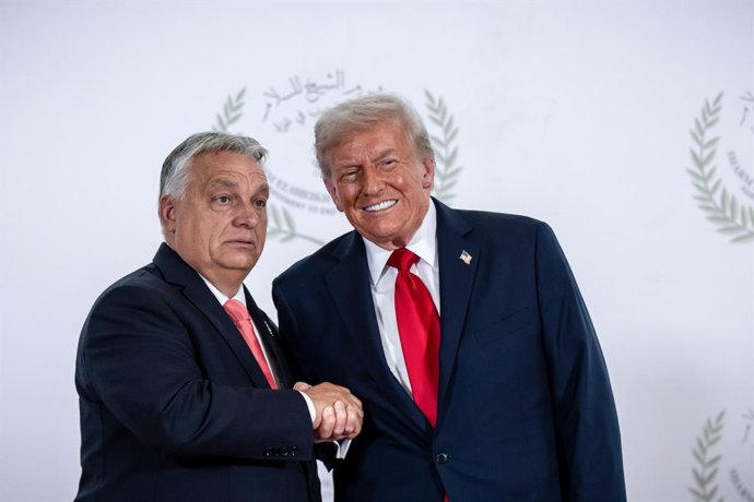 Archivo - FILED - 14 October 2025, Egypt, Scharm El Scheich: US President Donald Trump (R) and Hungarian Prime minister Vitctor Orban shake hands during the Gaza summit chaired by Egypt's President Al-Sisi. Photo: Michael Kappeler/dpa