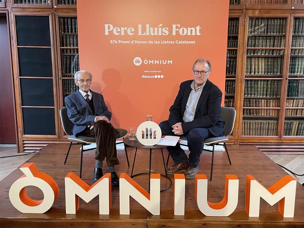 Archivo - El filósofo Pere Lluís Font y el presidente de Òmnium Xavier Antich durante la entrega del 57 Premi d'Honor de les Lletres Catalanes