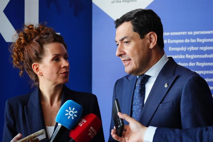 Archivo - El presidente de la Junta de Andalucía, Juanma Moreno y la política húngara Kata Tütto, en una imagen de archivo.
