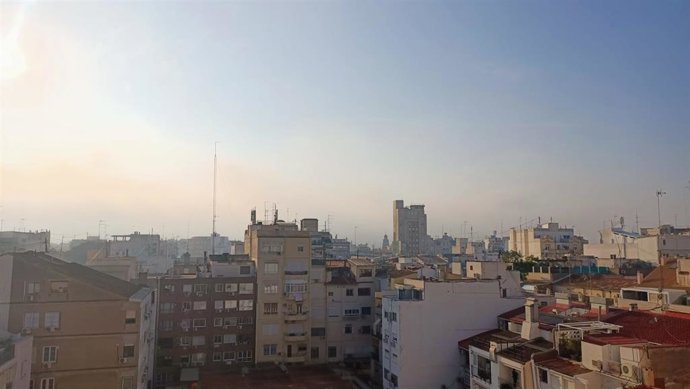 Archivo - Cielo poco nuboso, polvo en suspensión y temperaturas en ligero ascenso este viernes en la Comunitat Valenciana 