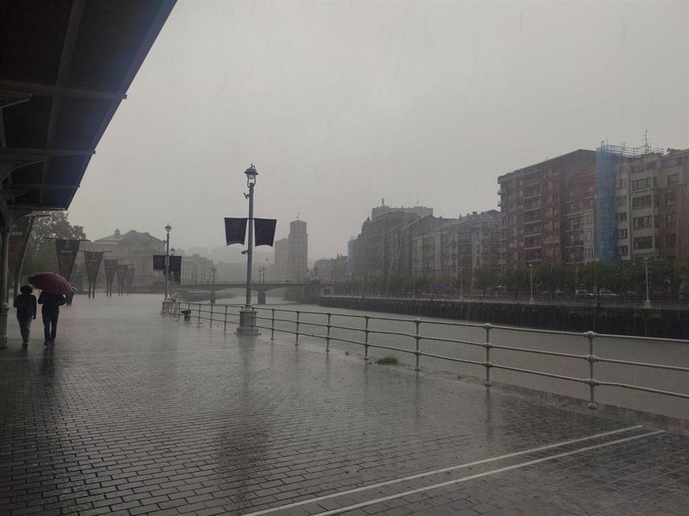 Archivo - Alerta amarilla por lluvia en Bilbao