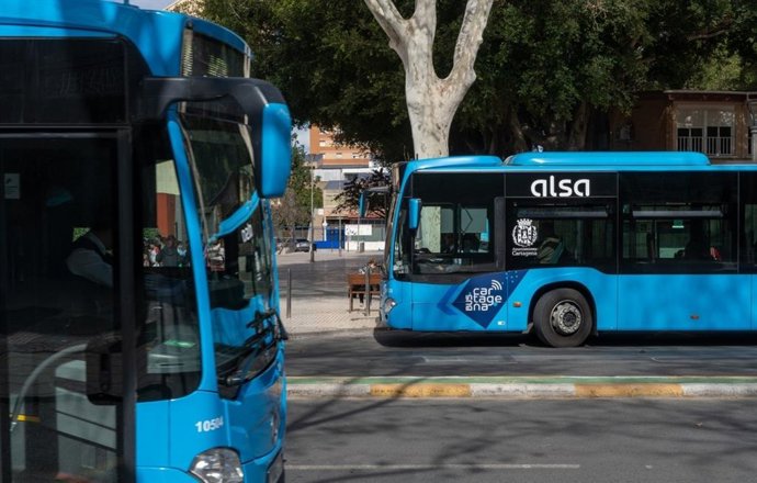 Archivo - Autobuses urbanos en Cartagena