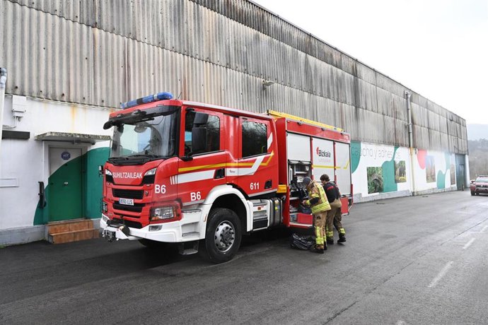 Archivo - Bomberos trabajan en las labores de extinción de un incendio