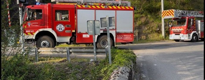 Los bomberos rescatan a un ciclista que se cayó al cauce del río en Molledo