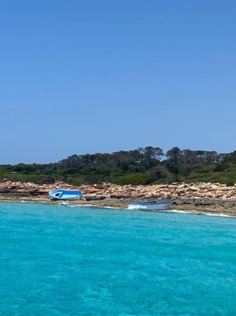Archivo - Pateras abandonadas documentadas por un colectivo anónimo de trabajadores del sector náutico.