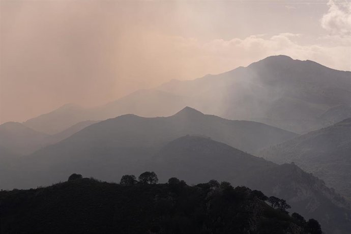 Vista del incendio activo en la Sierra de Aramo, a 7 de marzo de 2026, en Proaza, Asturias (España). 14 concejos de Asturias se ven afectados por una oleada de más de 30 incendios forestales activos, el Principado declaró pasadas las 23 horas de este lune