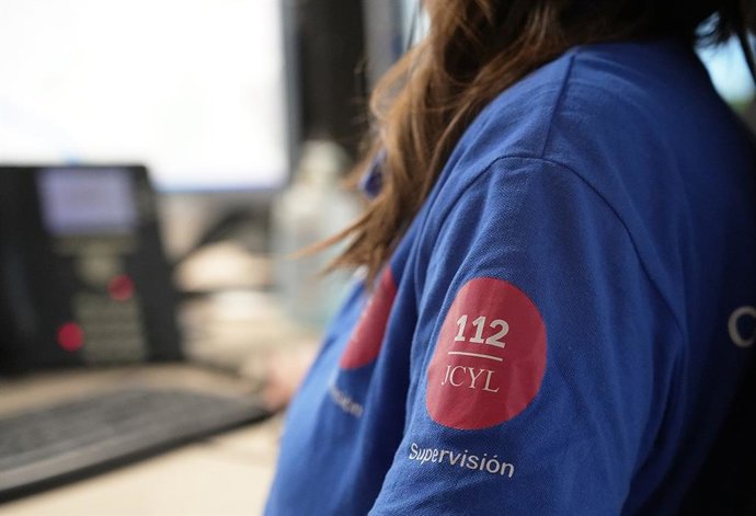 Archivo - Un trabajador del 112 de Castilla y León.