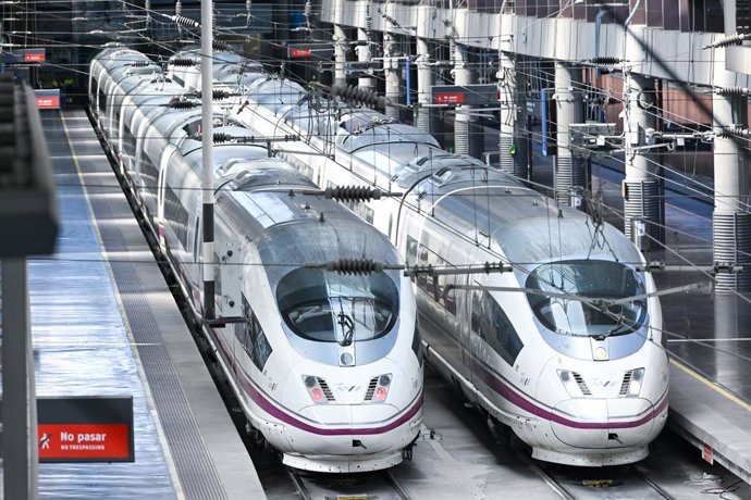 Trenes AVE durante la segunda operación salida con motivo de la Semana Santa 2026, en la estación Madrid-Puerta de Atocha-Almudena Grandes, a 1 de abril de 2026, en Madrid (España). Renfe pondrá a disposición de los viajeros tres millones de plazas en sus