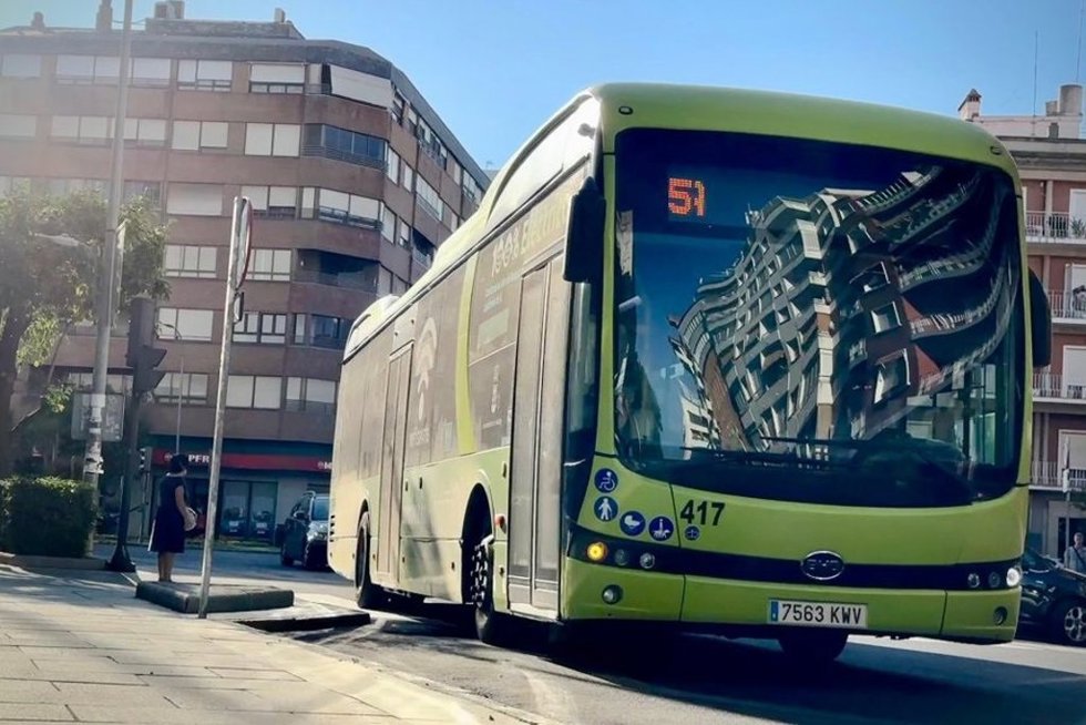 Archivo - Autobús urbano en Badajoz en una imagen de archivo