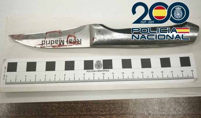 Arma blanca utilizada por un hombre, que ha sido detenido, para rajarle la cara a un ciudadano que le llamó la atención por golpear mobiliario urbano