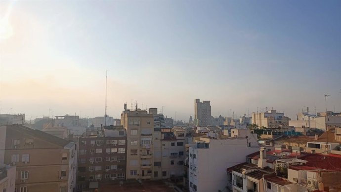 Archivo - Arxiu - Cel poc nuvolós, pols en suspensió i temperatures en lleuger ascens este divendres a la Comunitat Valenciana 