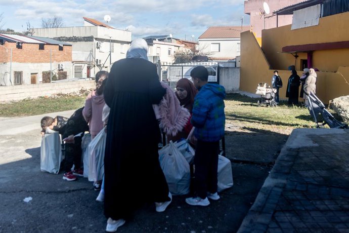 Archivo - Varias personas durante la entrega de regalos a los niños del sector V de la Cañada Real, a 11 de enero de 2025, en Madrid (España). La Fundación Madrina ha organizado esta iniciativa con el fin de que los niños de la Cañada Real tengan regalos 