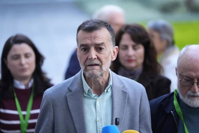 El coordinador federal de Izquierda Unida y candidato de Por Andalucía a la presidencia de la Junta de Andalucía, Antonio Maíllo, atiende a los medios de comunicación en el Parlamento. (Foto de archivo).