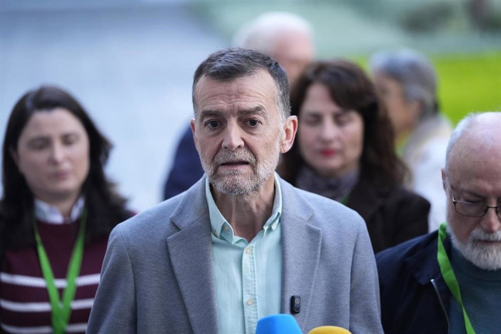 El coordinador federal de Izquierda Unida y candidato de Por Andalucía a la presidencia de la Junta de Andalucía, Antonio Maíllo, atiende a los medios de comunicación en el Parlamento. (Foto de archivo).