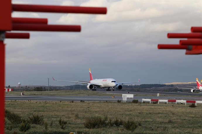 Archivo - Avión en el aeropuerto de Adolfo Suárez Madrid-Barajas