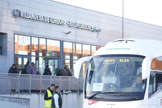 Archivo - Imagen de archivo de un autobus en la estación de Villanueva de Córdoba-Los Pedroches.