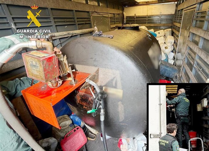 Un agente precintando el depósito