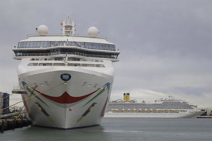 Archivo - Imagen de archivo de dos cruceros amarrados en el Puerto de Cádiz.