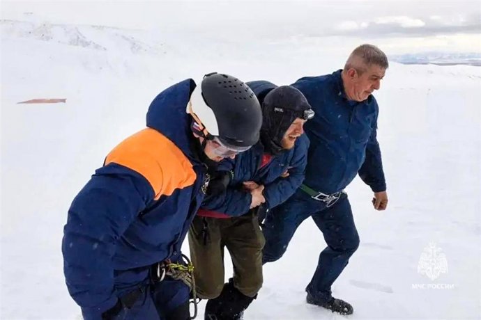 Los servicios de emergencia de Rusia rescatan a un turista que participaba en una ruta en un parque natural en Kamchatka
