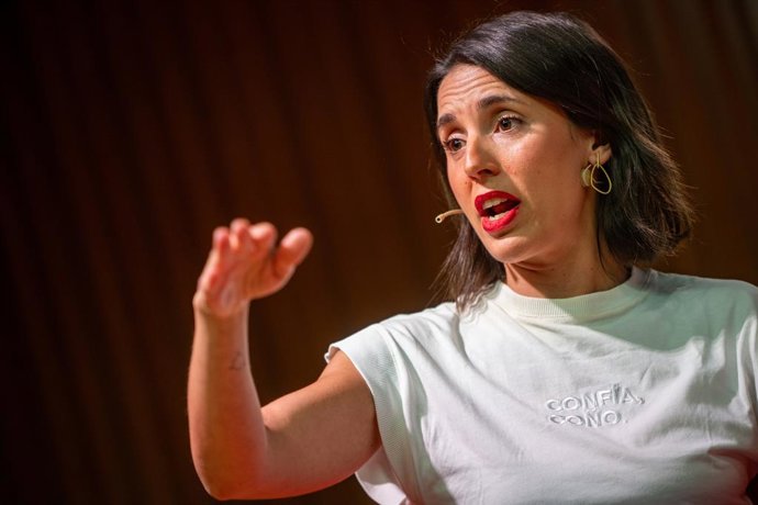 A secretária política do Podemos e eurodeputada, Irene Montero, durante o debate “Què s’ha de fer?”, em 9 de abril de 2026, em Barcelona, Catalunha (Espanha). O debate, realizado na Universidade Pompeu Fabra, faz parte de uma série de eventos para debater