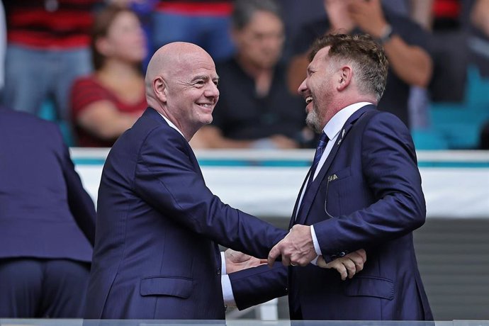 Archivo - Gianni Infantino saluda cariñosamente a Alejandro Domínguez durante el Mundial de Clubes